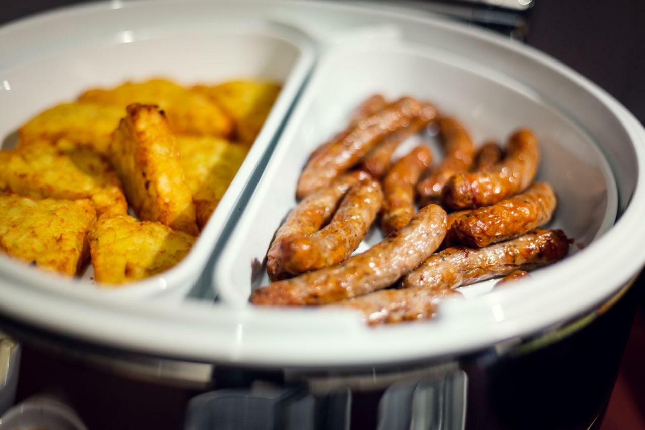 Michelangelo Grand Hotel Prag Dış mekan fotoğraf Sausage and hash browns